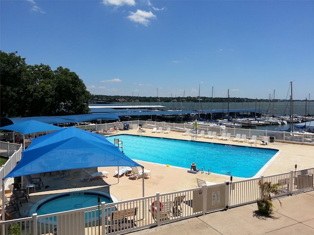 135 Freedom Ct, Rockwall, TX 75032 - community pool featuring a hot tub, a patio, and a water view