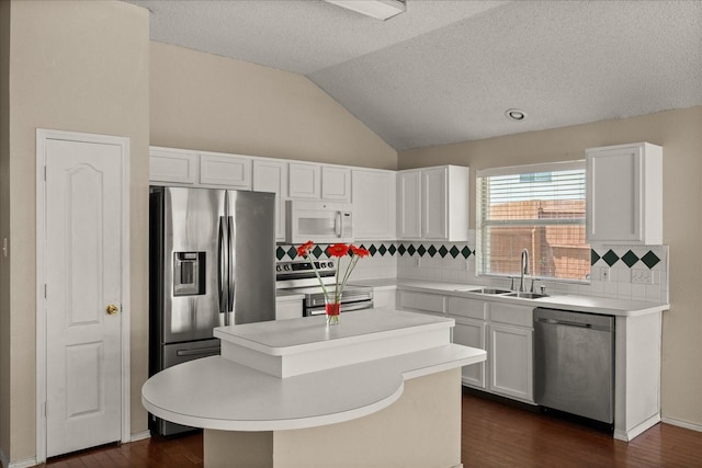 1214 Meadowbend Ct, Allen, TX 75002 - kitchen with appliances with stainless steel finishes, a sink, tasteful backsplash, lofted ceiling, and white cabinetry