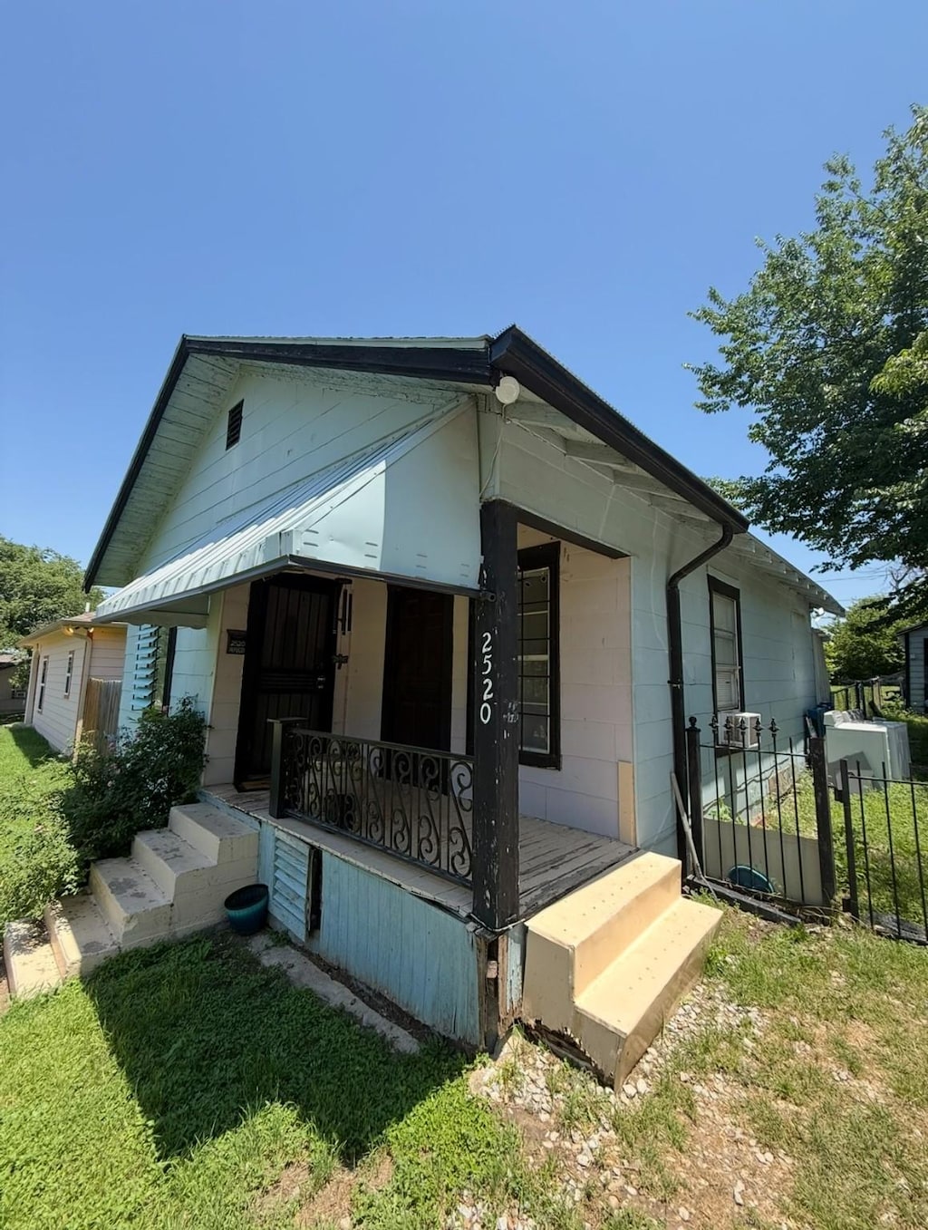 2520 Refugio Ave, Fort Worth, TX 76164 - view of front of property with covered porch