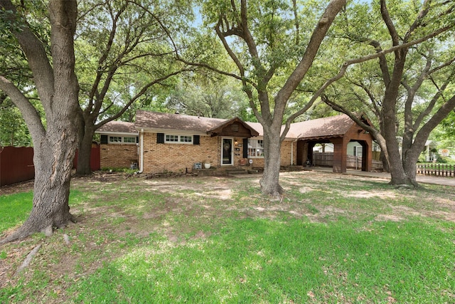 1606 S Jefferson St, Kaufman, TX 75142 - view of front of property featuring brick siding and fence