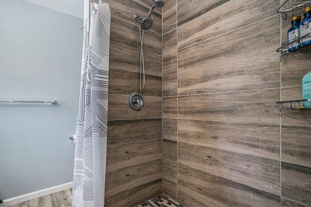 629 Barbara Ln, Burleson, TX 76028 - full bath featuring a tile shower, wood finished floors, and baseboards