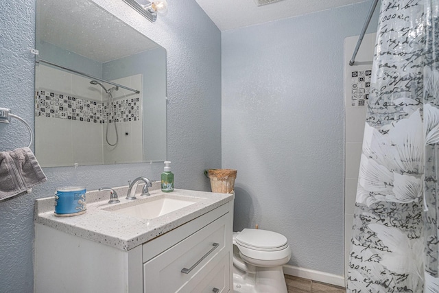 629 Barbara Ln, Burleson, TX 76028 - bathroom featuring a textured wall, curtained shower, toilet, vanity, and baseboards