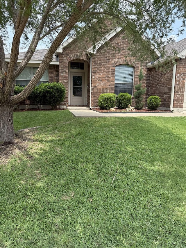 544 Bent Oak Dr, Fort Worth, TX 76131 - view of front of home featuring brick siding and a front yard