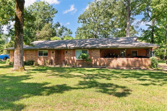 ranch-style home featuring a front lawn and brick siding