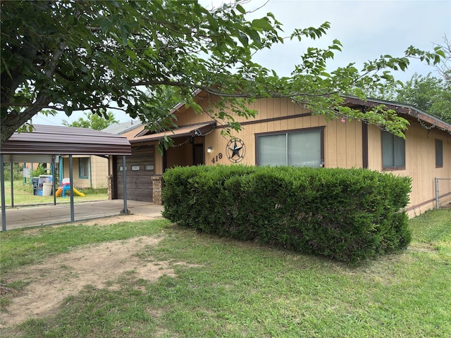 419 Travis St, Ranger, TX 76470 - single story home featuring a carport and a front yard