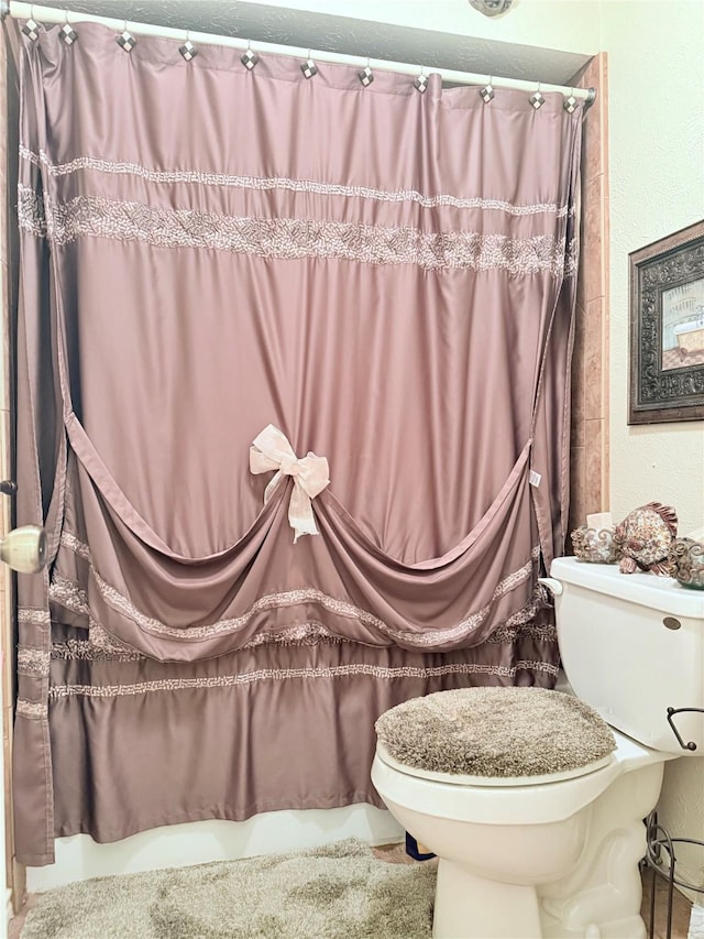 850 Oakbluff Dr, Lancaster, TX 75146 - full bathroom with toilet and curtained shower