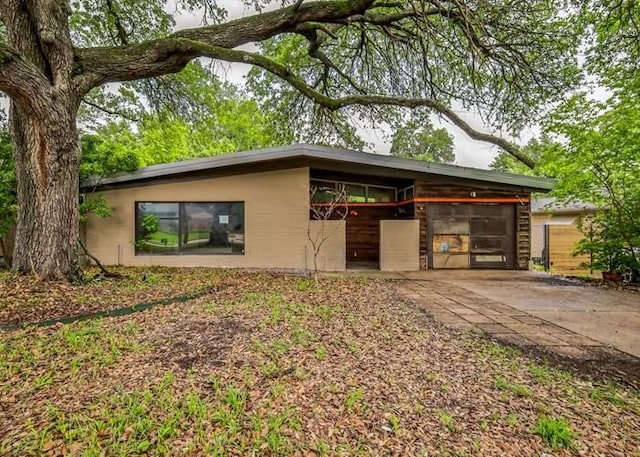 6825 Blessing Dr, Dallas, TX 75214 - view of front of house featuring driveway