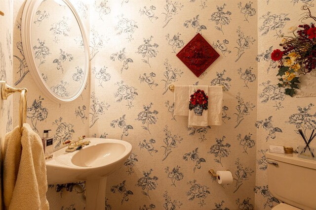 521 Crestridge Rd, Heath, TX 75032 - half bath with toilet and wallpapered walls