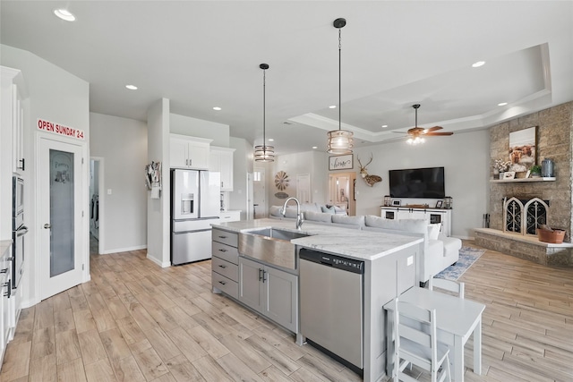 115 Lavender Ln, Springtown, TX 76082 - kitchen featuring stainless steel appliances, a sink, a ceiling fan, light wood-style floors, and recessed lighting