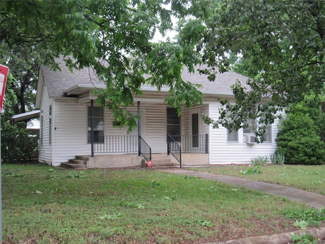 101 E Murray St, Denison, TX 75021 - bungalow-style house featuring a shingled roof, a front yard, and a porch