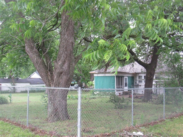 101 E Murray St, Denison, TX 75021 - view of yard