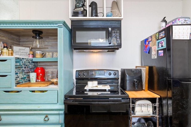208 Alamosa Dr, Hewitt, TX 76643 - kitchen with black appliances