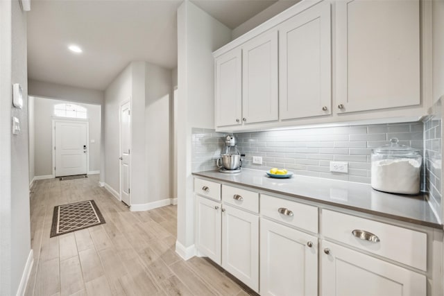 236 Mossy Cliff Ln, Fort Worth, TX 76052 - kitchen featuring baseboards, light wood-type flooring, white cabinets, decorative backsplash, and recessed lighting