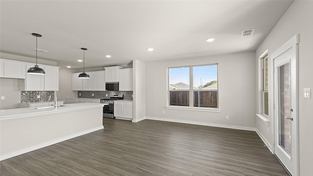 7522 Prairie Holly Ln, Midlothian, TX 76084 - kitchen with gas range, a sink, backsplash, dark wood-style floors, and recessed lighting