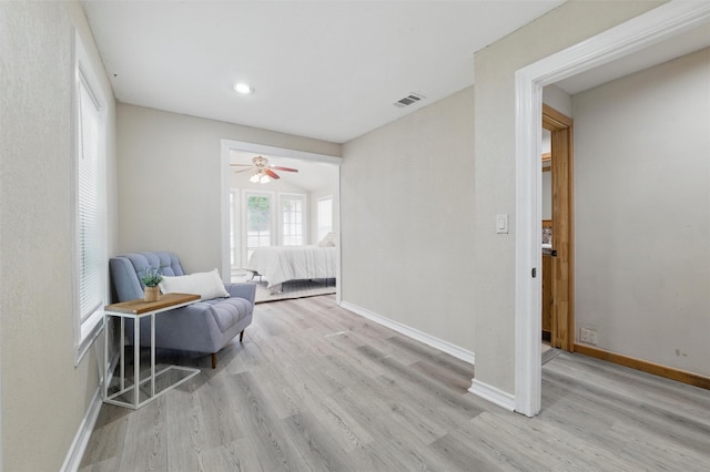 304 E Lee Ave, Weatherford, TX 76086 - living area featuring light wood-style floors, baseboards, a ceiling fan, and recessed lighting