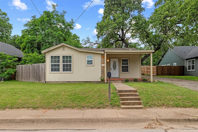 304 E Lee Ave, Weatherford, TX 76086 - view of front of house with driveway and crawl space