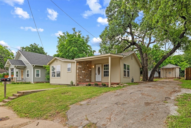 304 E Lee Ave, Weatherford, TX 76086 - single story home with a front yard and a porch
