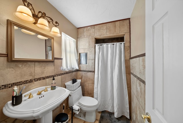 5005 Nevada Trl, North Richland Hills, TX 76180 - bathroom featuring tile walls, a sink, toilet, and a shower with curtain