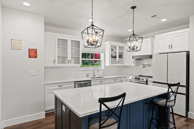 138 Sunset Dr, Gun Barrel City, TX 75156 - kitchen with stainless steel appliances, a chandelier, a sink, backsplash, and recessed lighting