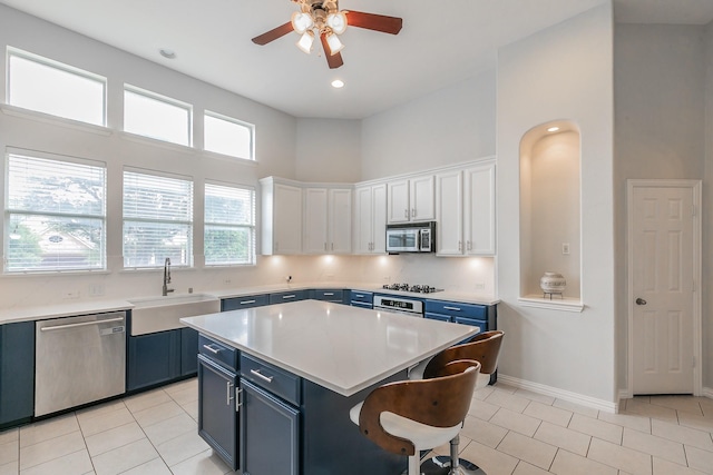 941 Sequoia Way, Saginaw, TX 76131 - kitchen featuring stainless steel appliances, a sink, blue cabinetry, ceiling fan, and light countertops