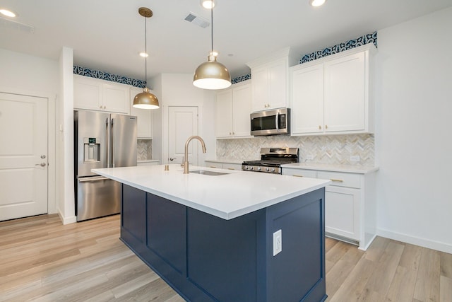 913 Emerling Dr, Mckinney, TX 75069 - kitchen with stainless steel appliances, a sink, light wood-style floors, tasteful backsplash, and recessed lighting