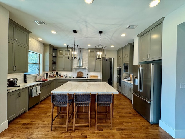 474 Eagle Cove Cir, Tioga, TX 76271 - kitchen featuring stainless steel appliances, a sink, gray cabinets, a kitchen island, and recessed lighting