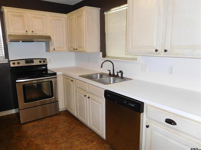 405 Cherry St, Chandler, TX 75758 - kitchen featuring appliances with stainless steel finishes, under cabinet range hood, a sink, and light countertops