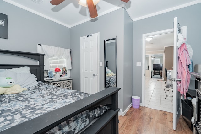 350 Vz County Road 3907, Wills Point, TX 75169 - bedroom featuring ornamental molding, light wood-style flooring, and a ceiling fan