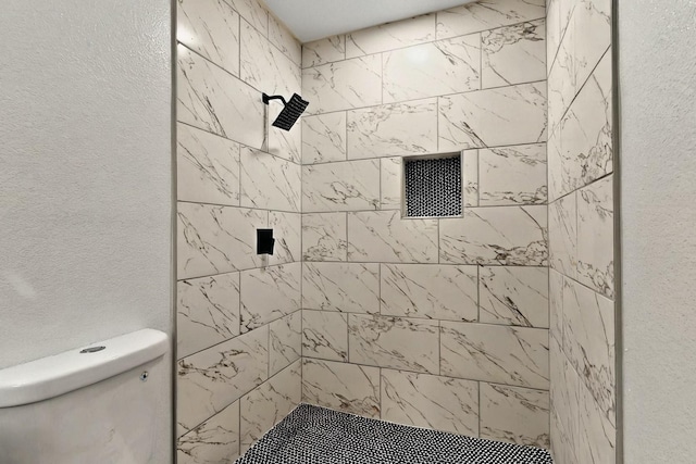3920 Vanette Ln, Dallas, TX 75216 - bathroom featuring tiled shower and toilet