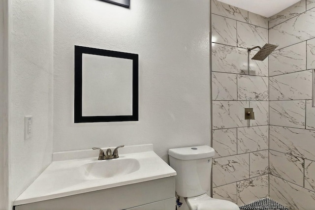 3920 Vanette Ln, Dallas, TX 75216 - bathroom featuring vanity, a tile shower, and toilet