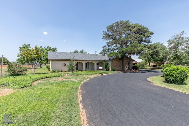 5626 Meadow Dr, Abilene, TX 79606 - ranch-style home with a front lawn and curved driveway