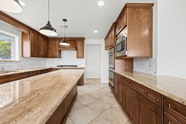 7205 Lake Roberts Way, Arlington, TX 76002 - kitchen featuring a sink, stainless steel appliances, light stone counters, decorative backsplash, and recessed lighting