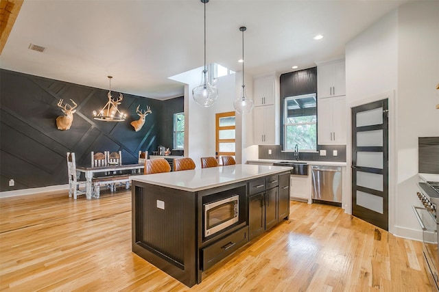 1014 Eagles Ridge Ct, Weatherford, TX 76087 - kitchen with a chandelier, stainless steel appliances, a sink, light wood-type flooring, and recessed lighting