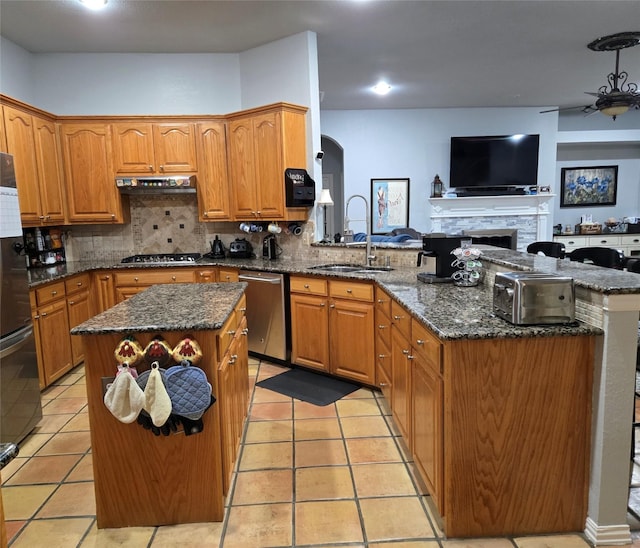 104 Olives Br, Shady Shores, TX 76208 - kitchen featuring stainless steel appliances, a peninsula, ceiling fan, a kitchen island, and light tile patterned flooring