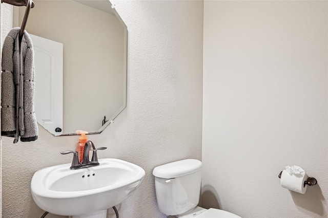 11589 Geranium Dr, Frisco, TX 75035 - half bath with toilet, a sink, and a textured wall