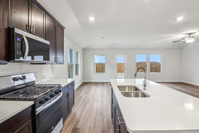 968 Linden Ct, Lavon, TX 75166 - kitchen featuring stainless steel appliances, a sink, baseboards, light wood-style flooring, and recessed lighting