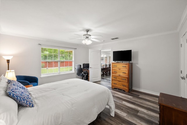 200 Oakview Cir, Mexia, TX 76667 - bedroom featuring crown molding, wood finished floors, a ceiling fan, and baseboards