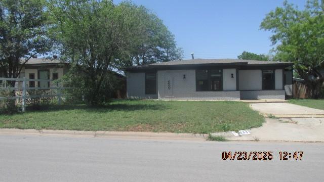 view of front facade with a front lawn and concrete driveway