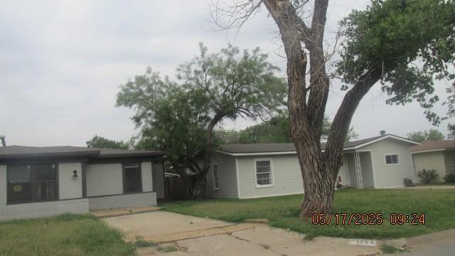 single story home with a front lawn