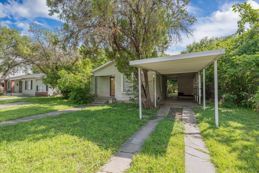 1105 Spring Branch St, Beverly Hills, TX 76711 - view of front of property featuring a front yard and concrete driveway