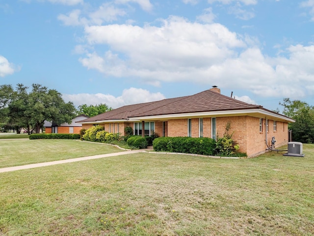 905 High Rd, Coleman, TX 76834 - single story home featuring a front yard, a chimney, brick siding, and central AC