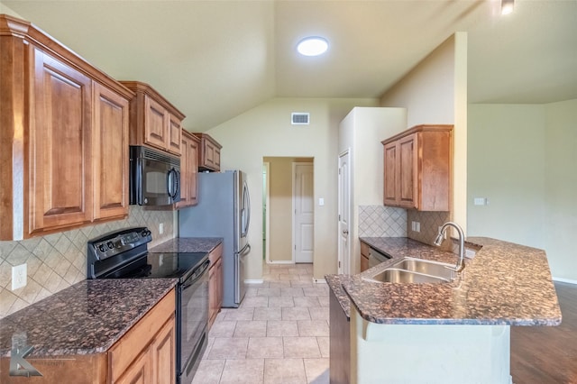 210 Miss Ellie Ln, Abilene, TX 79602 - kitchen with black appliances, a sink, baseboards, a peninsula, and lofted ceiling