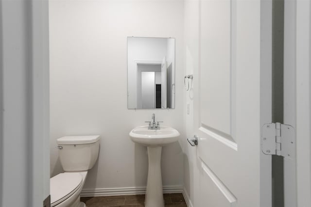 3104 Lakewood Bluffs Trl, Lewisville, TX 75010 - bathroom featuring toilet, baseboards, and a sink