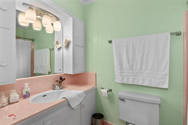 6237 Dillingham Ave, Shreveport, LA 71106 - bathroom with tasteful backsplash, toilet, vanity, and a shower with shower curtain