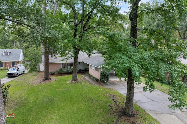 6237 Dillingham Ave, Shreveport, LA 71106 - view of front facade featuring a front yard and driveway