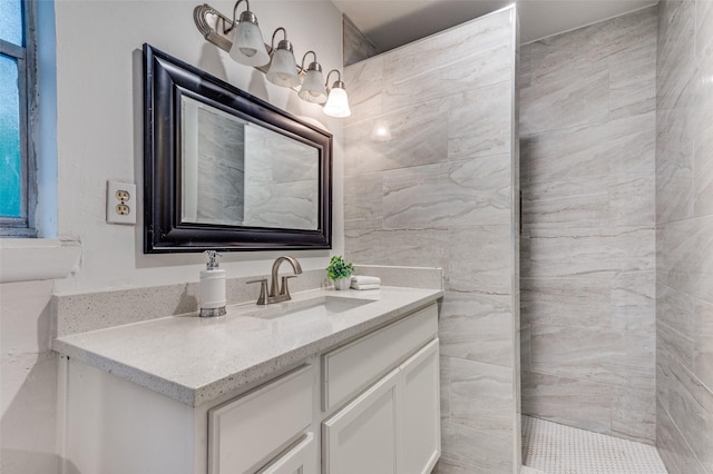 606 Quiram Ln, Kemp, TX 75143 - full bathroom featuring vanity, a chandelier, and tiled shower