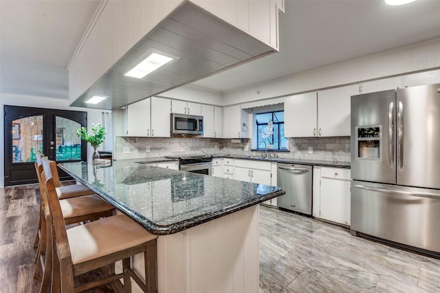 606 Quiram Ln, Kemp, TX 75143 - kitchen featuring appliances with stainless steel finishes, a sink, backsplash, white cabinetry, and crown molding