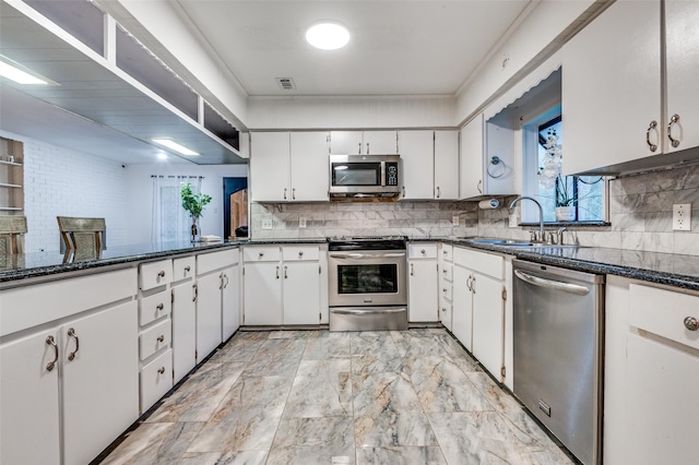 606 Quiram Ln, Kemp, TX 75143 - kitchen featuring stainless steel appliances, healthy amount of natural light, tasteful backsplash, and a sink