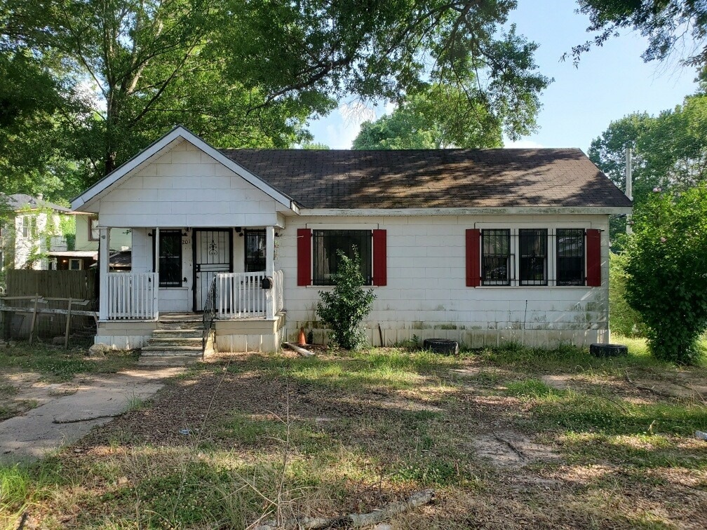 201 E Egan St, Shreveport, LA 71101 - view of front of house featuring a shingled roof and a porch