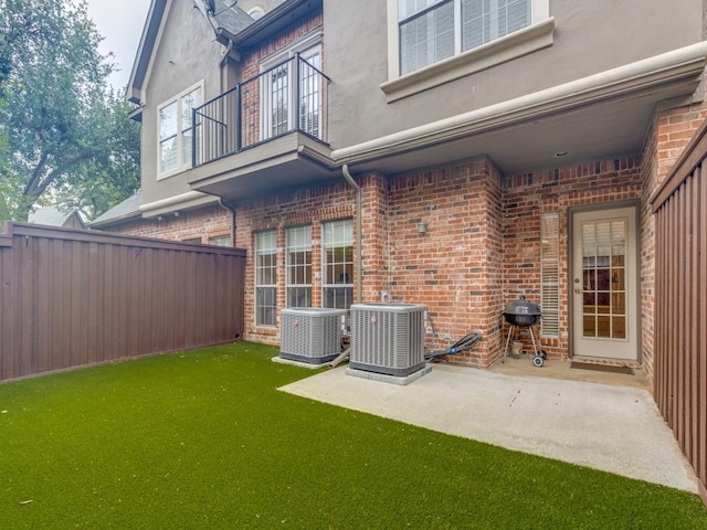 4138 Towne Green Cir, Addison, TX 75001 - view of yard featuring a balcony, cooling unit, and a patio
